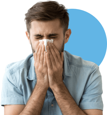 Homem gripado assoando nariz